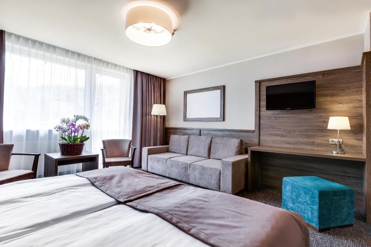 Hotel Konradowka Wellness & Spa - 300 Metrow Do Centrum คาร์ปัตซ์ ภายนอก รูปภาพ